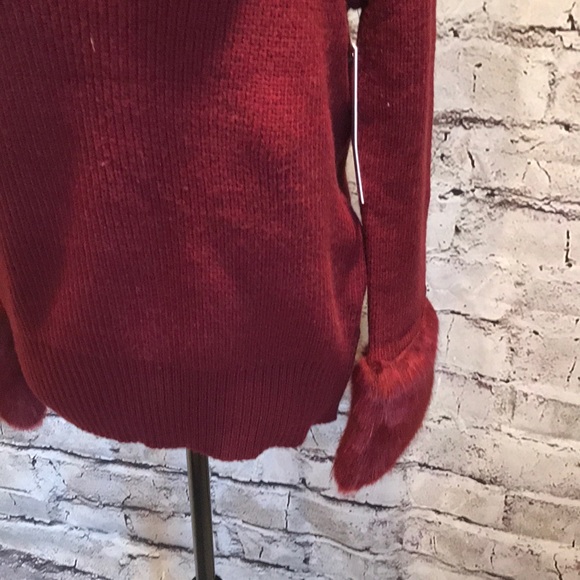 Love token sweater with fur cuffs - Picture 3 of 9